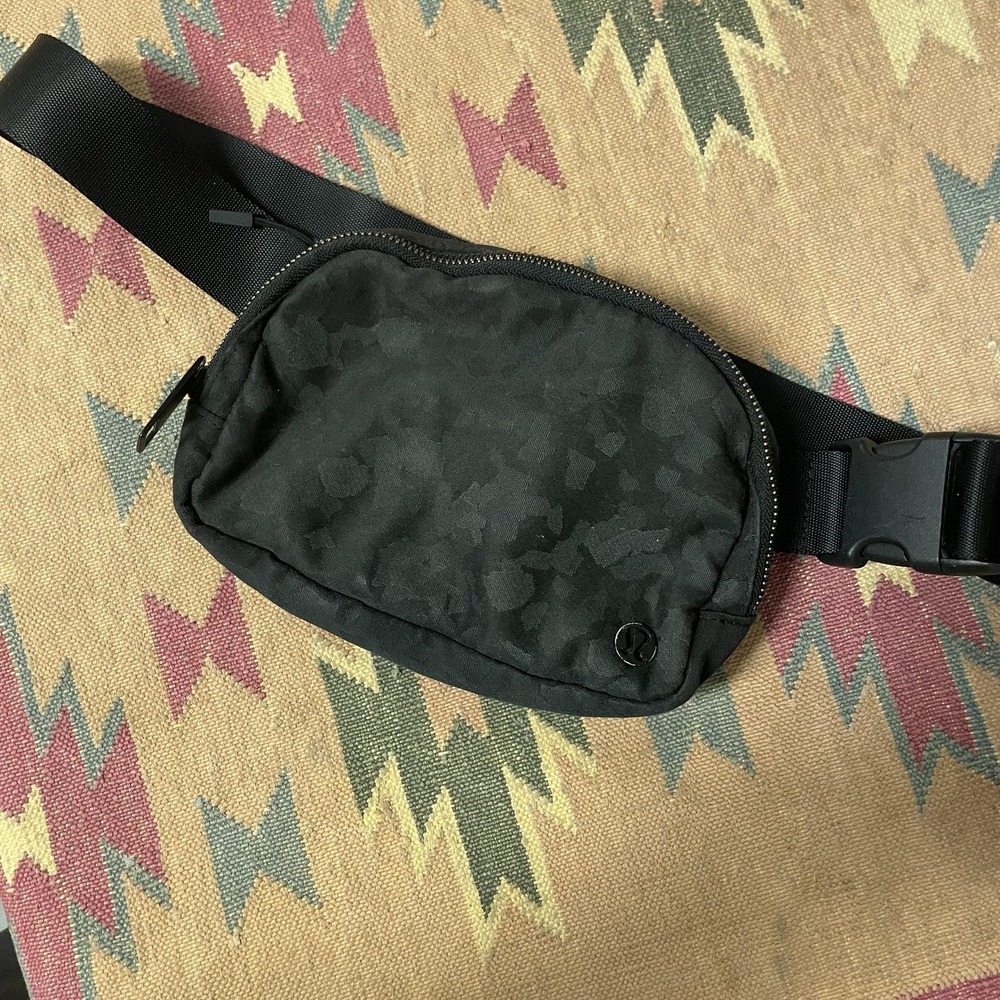Lululemon Everywhere Belt Bag Womens Small Black Camo Fleece Lined Adjustable